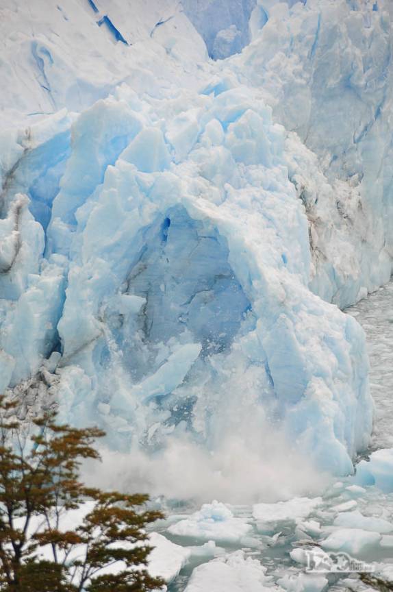 Um arco de gelo entra em colapso no glaciar Perito Moreno, no parque Nacional Los Glaciares, região de El Calafate, no sul da Argentina (foto 3 de 10)